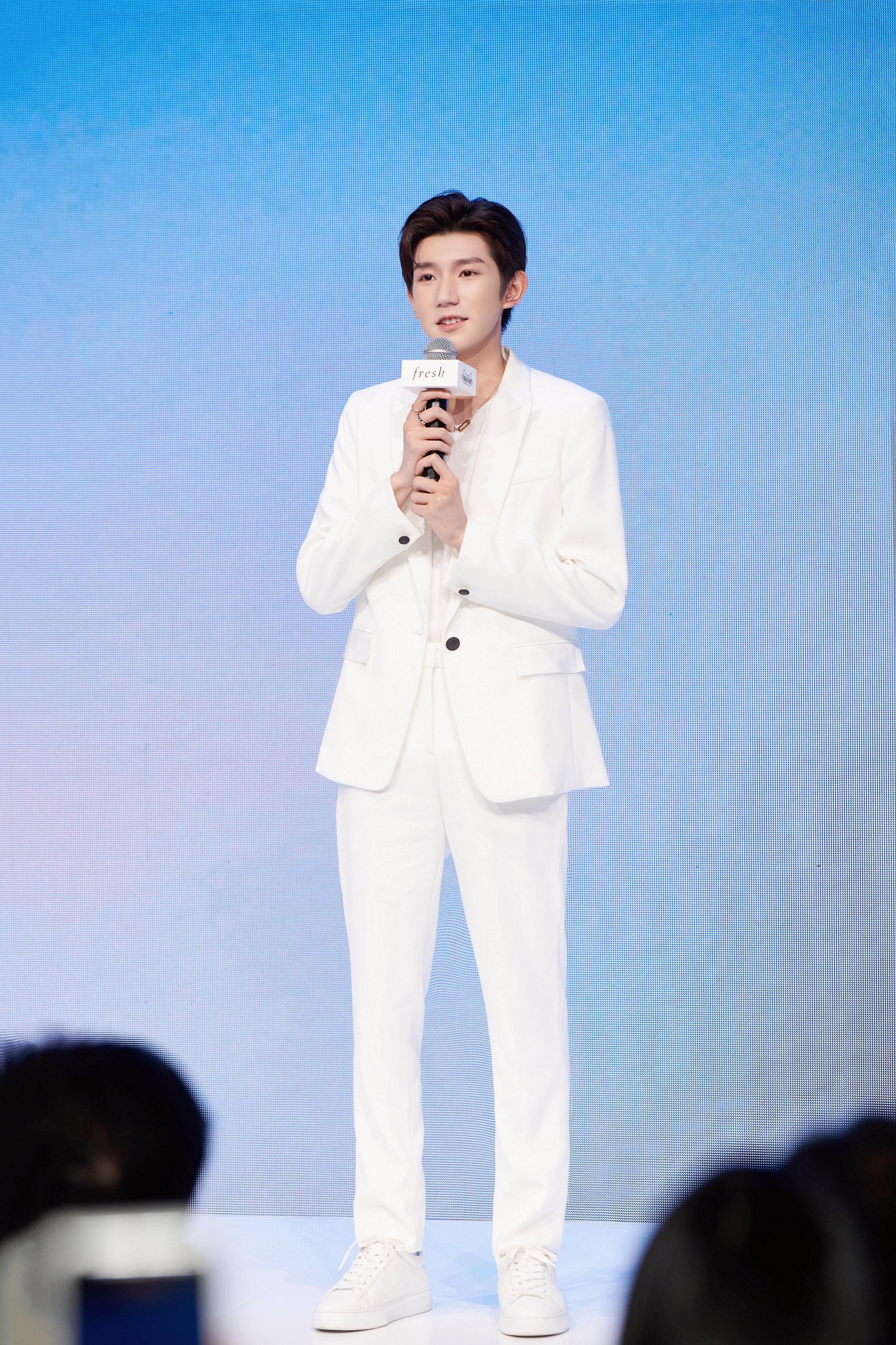 王源现身上海某活动  纯白西装造型彰显独特魅力