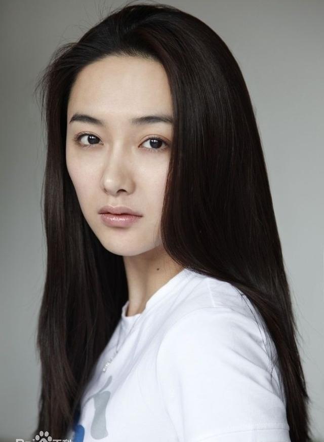 她是《神探狄仁杰》蛇灵中的杀手,不是如燕,现代装的她堪称惊艳