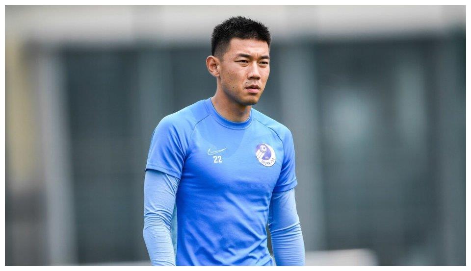 但是他进攻前插实在是太靠前了,最后时刻的防守也很糟糕,给王耀鹏的回