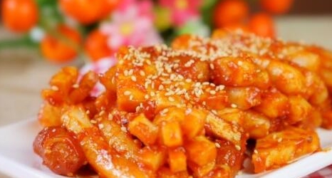 拌饭辣酱1瓶,白糖适量,水适量,鱼豆腐适量,甜不辣适量,桂花肠适量,熟