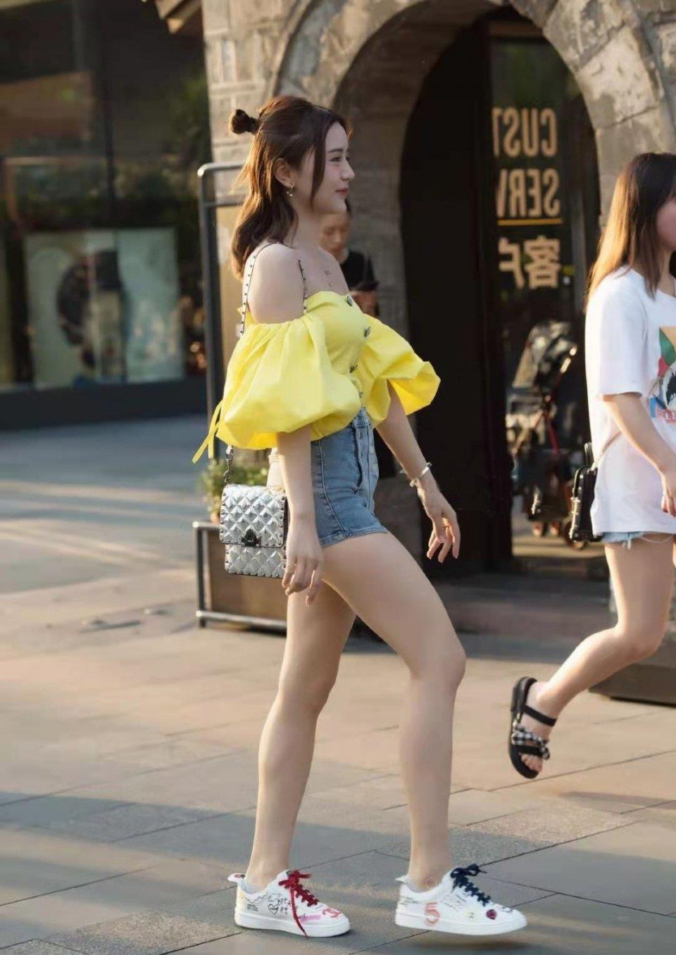 牛仔短裤搭配迷人的一字肩轻松提升气质