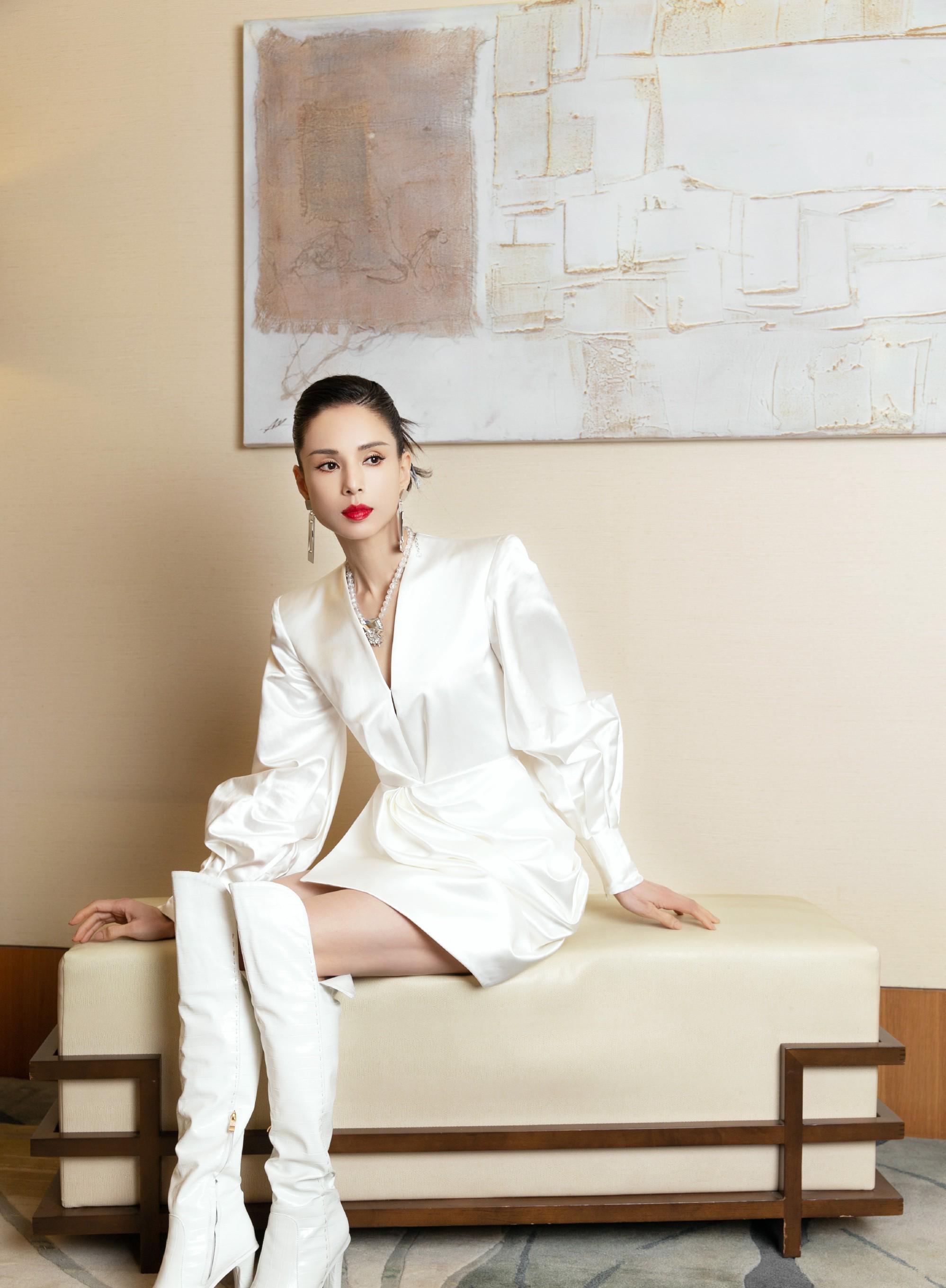 李若彤哪像54岁?银色亮片吊带裙清新妩媚,婀娜身材女神范儿