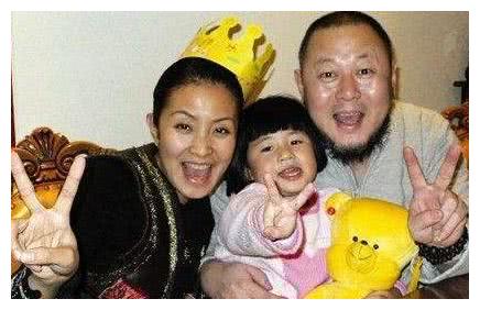 这对霍尊无疑是种冲击,刚知道父母已经离婚,父亲就要有新的家庭,搁谁