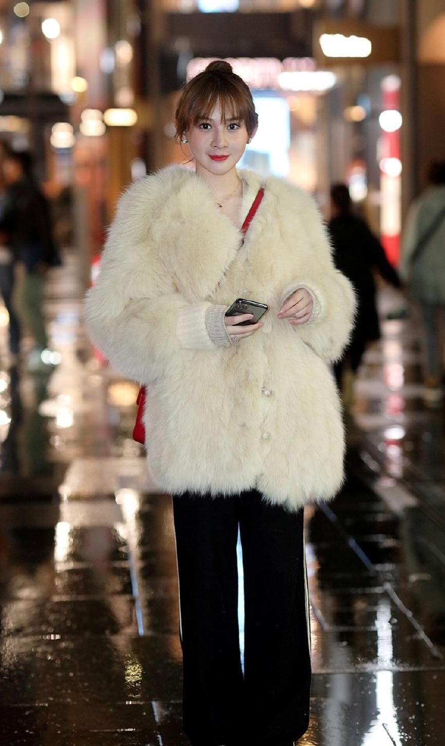 冬天美女选择雍容华贵的皮草为冬装搭配增加保暖增加时尚