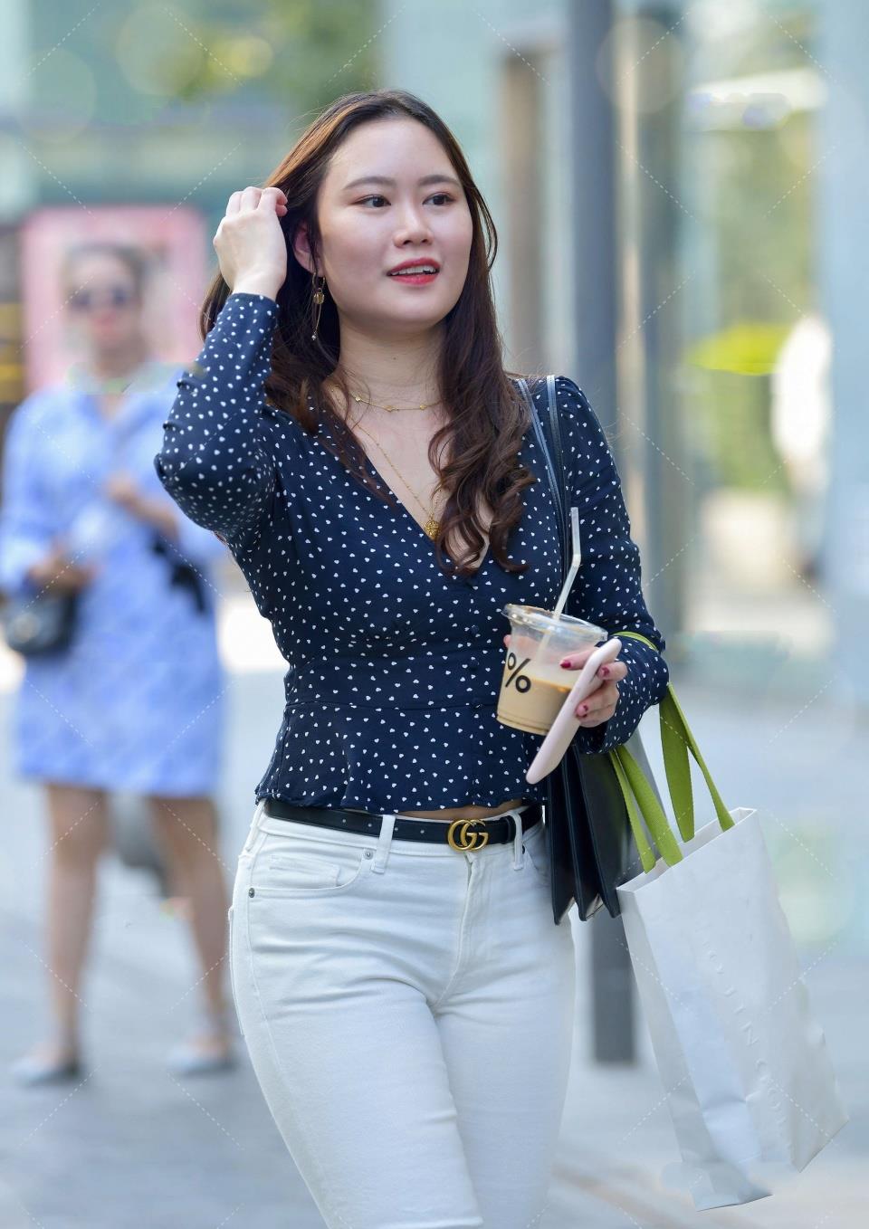 "微胖"女生的穿搭,要以修身为核心,才能展现别样的知性美!