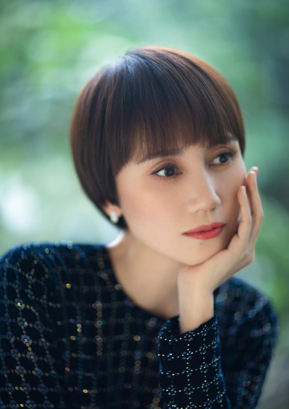 袁泉是个有内涵的女人,一袭黑色礼服端庄高贵,高级感爆棚__财经头条