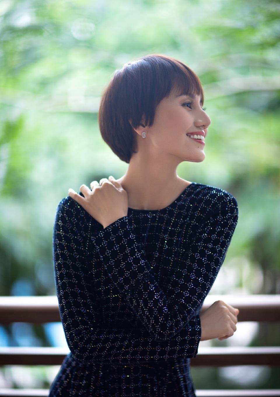 袁泉是个有内涵的女人,一袭黑色礼服端庄高贵,高级感爆棚__财经头条