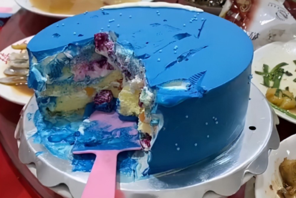 蓝色奶油似油漆,食用色素需谨慎