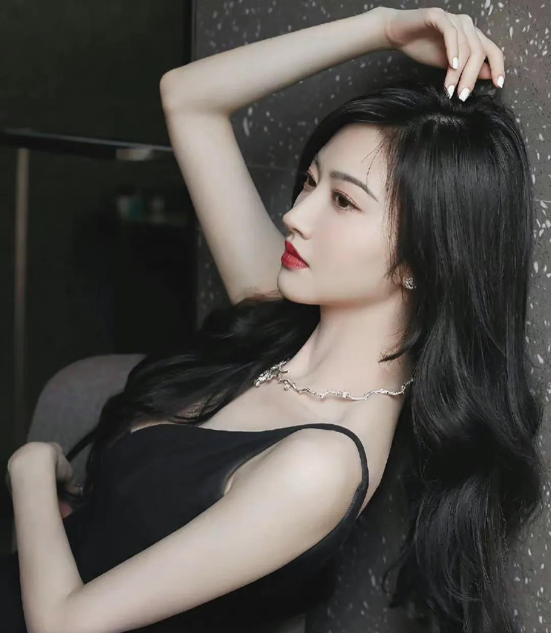 景甜黑长直搭黑色连衣裙,完美无瑕,美艳大气!_高清图集_新浪网