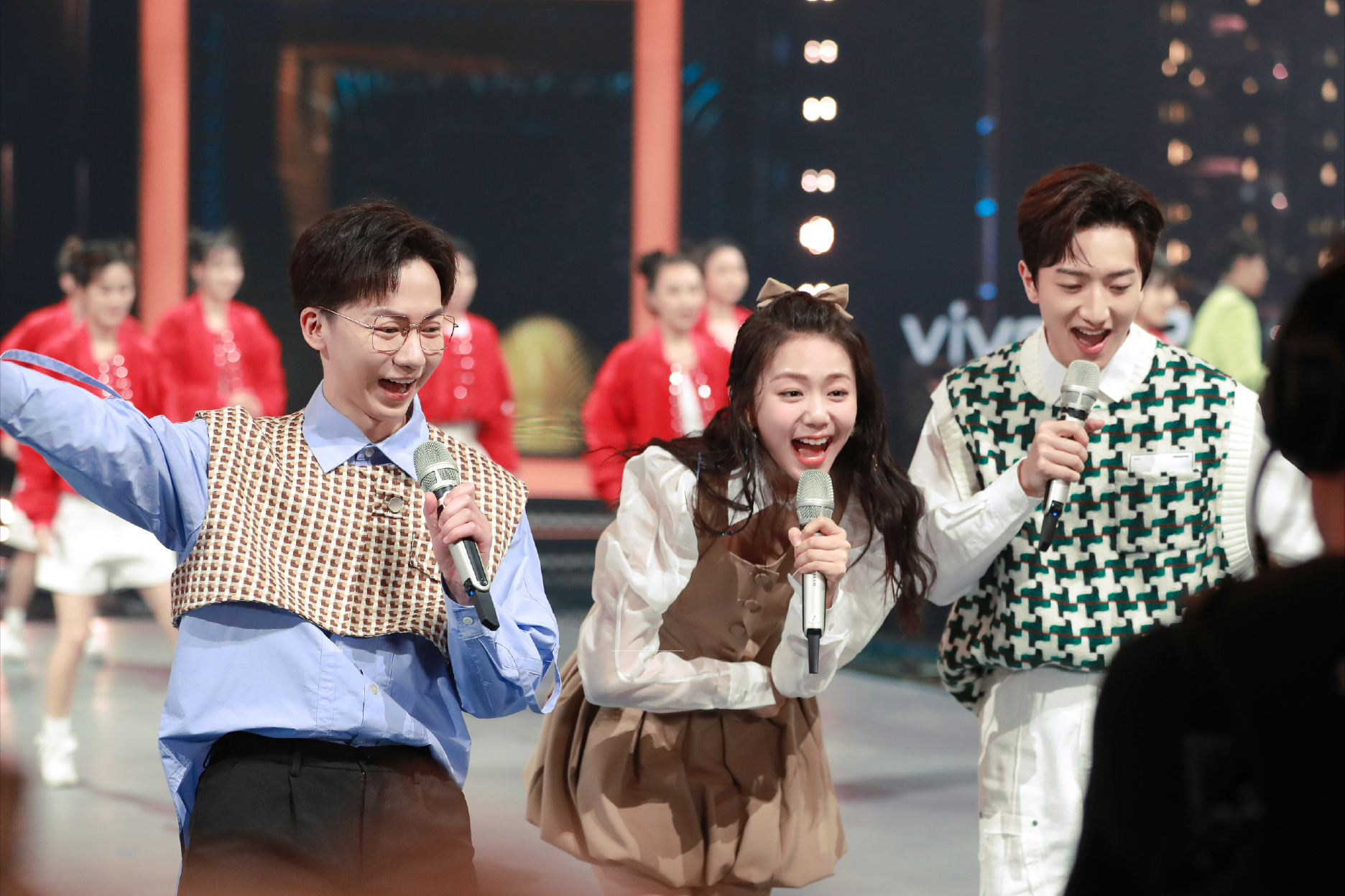 勇往直前的我们芒果主持人内卷力捧新人何炅也很无奈