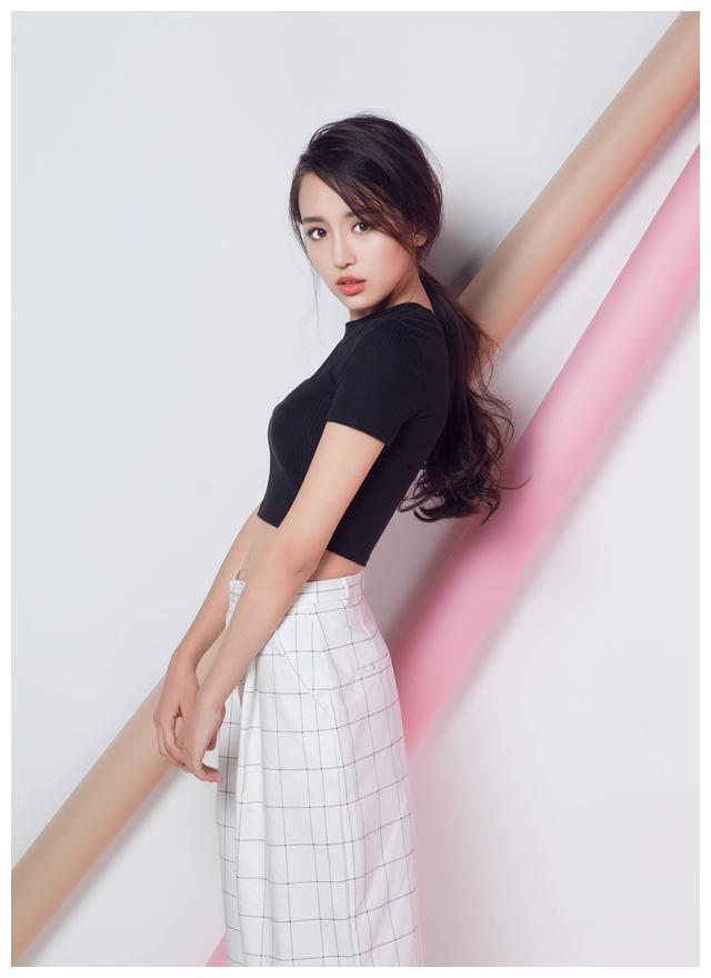 罗秋韵:娇艳如花,楚楚动人|罗秋韵_新浪新闻