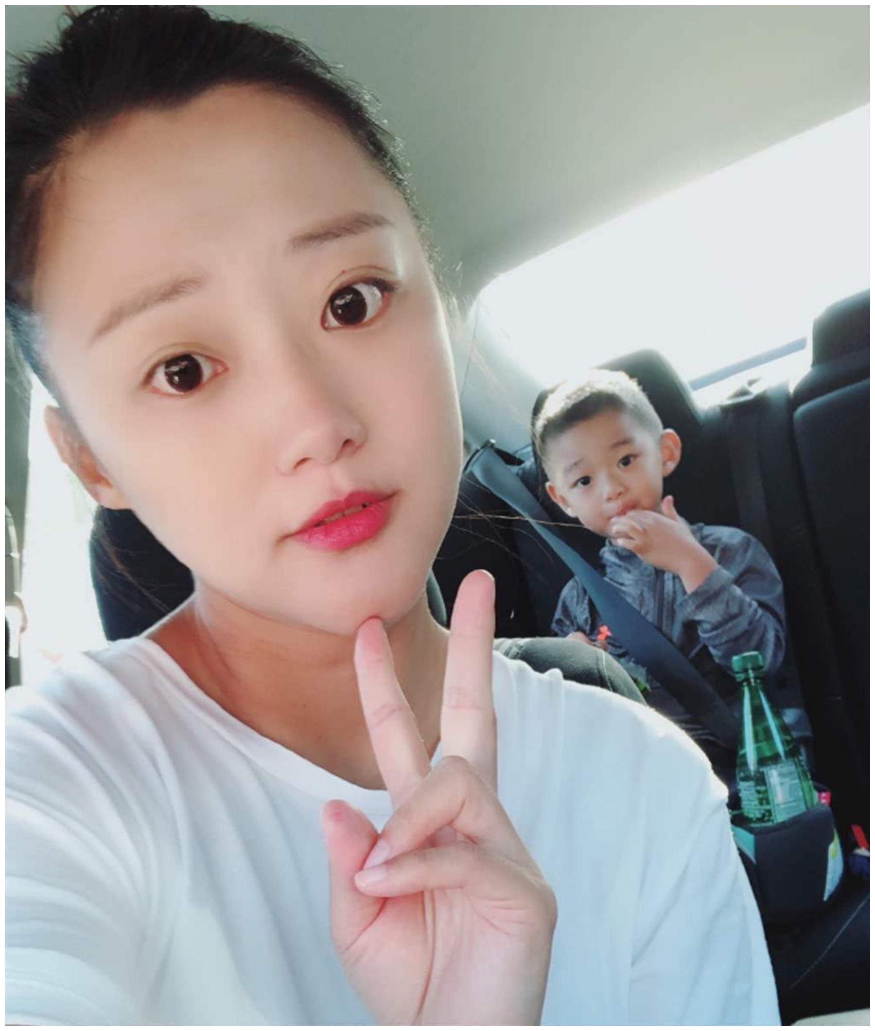 48岁王学兵携三婚娇妻与娃,身材发福脸黑成炭,随手扔烟纸被说