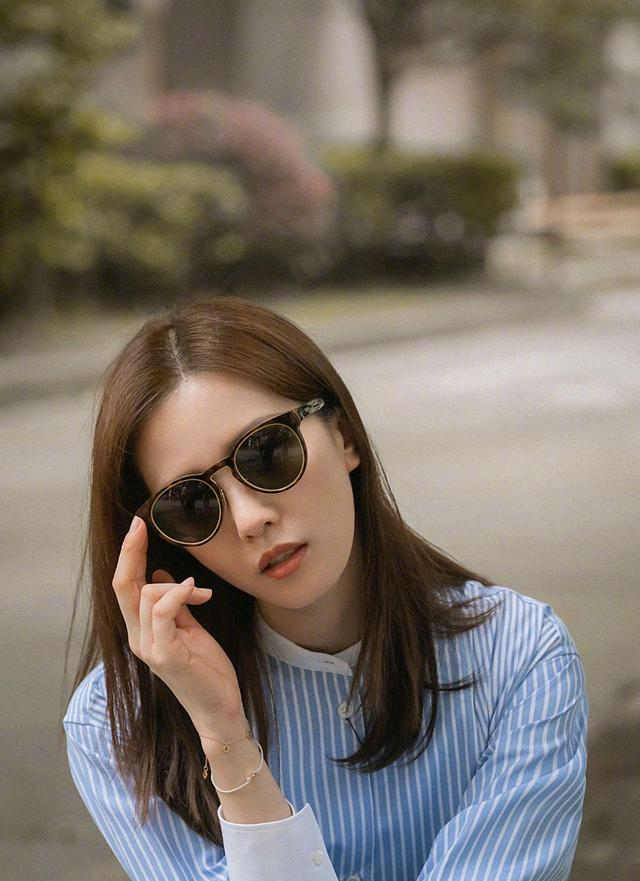 刘诗诗人美气质佳,身穿格纹西装搭配黄色系衬衫,这就是经典穿搭