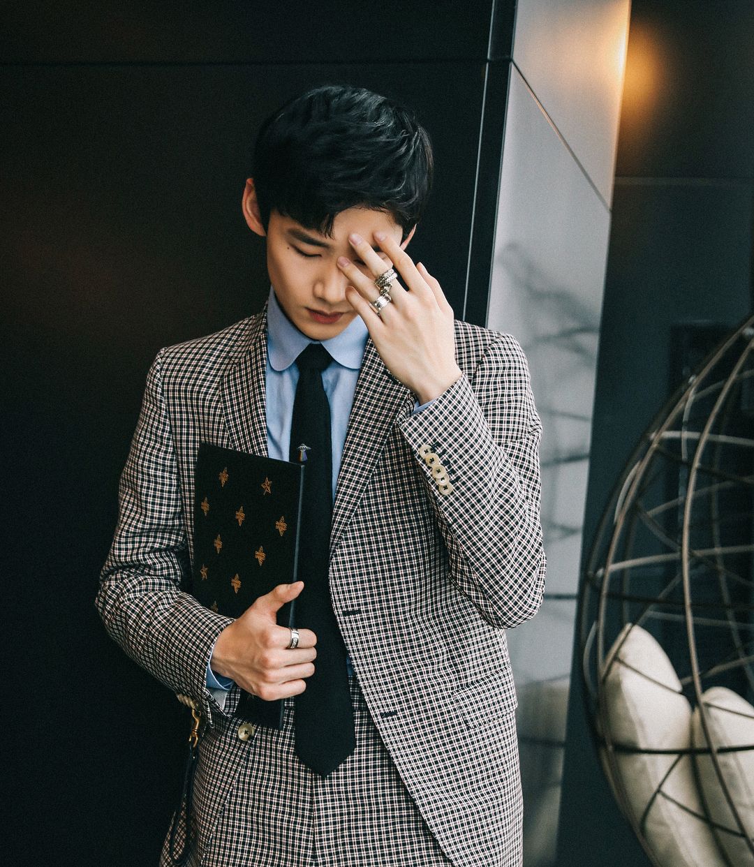 白敬亭,朱一龙穿上西装,你认为谁是绅士的代表!