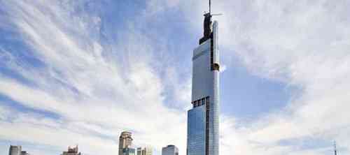 南京地标性建筑，高度近五百米，外形酷似迪拜塔，耗资近40亿