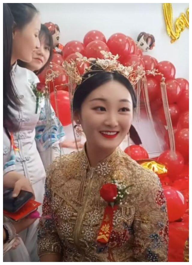 大衣哥爆肥女儿被嫌弃?被曝不准参加哥哥婚礼!一人独坐狂吃零食