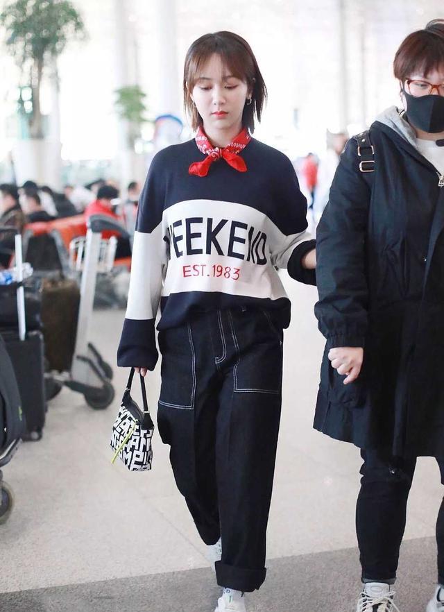 今年卫衣流行配小丝巾杨紫引领卫衣时尚搭条丝巾时髦又洋气