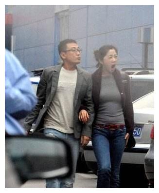 与校花车内激吻后窦文涛又被拍与华姐亚军逛街俨然老夫老妻