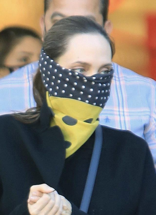 45岁女神朱莉和女儿出游戴围巾挡脸网友半只眼睛也迷人