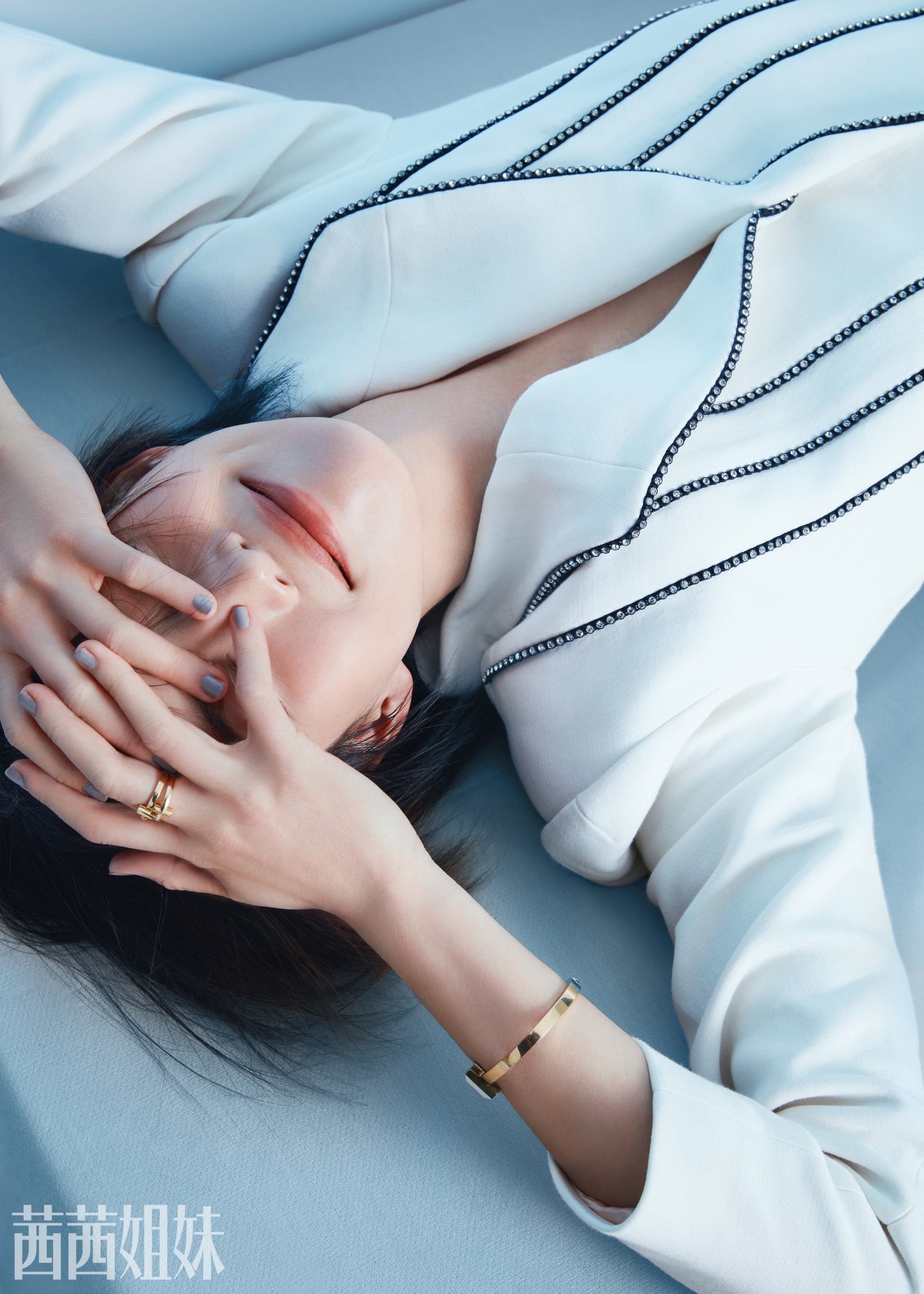 张钧甯都市丽人封面大片诠释温柔坚韧女性力量