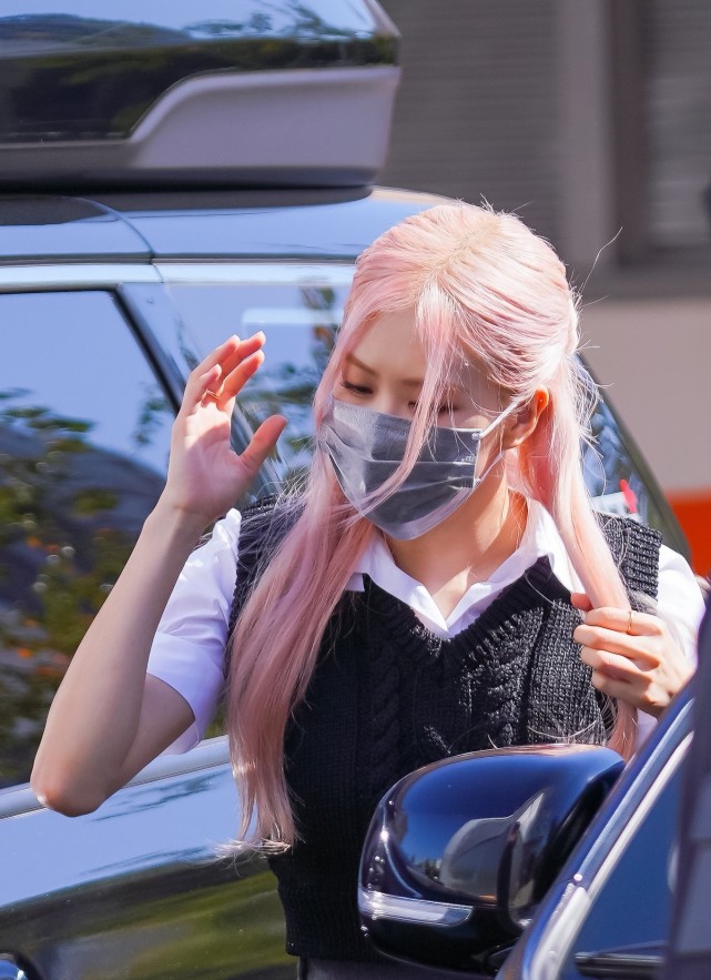 粉发的朴彩英好看黑色毛衣配百褶裙活力十足这筷子腿真优秀