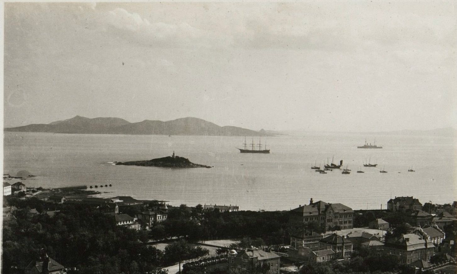 80年前的山东青岛老照片,远眺广阔的胶州湾与青岛的海水浴场