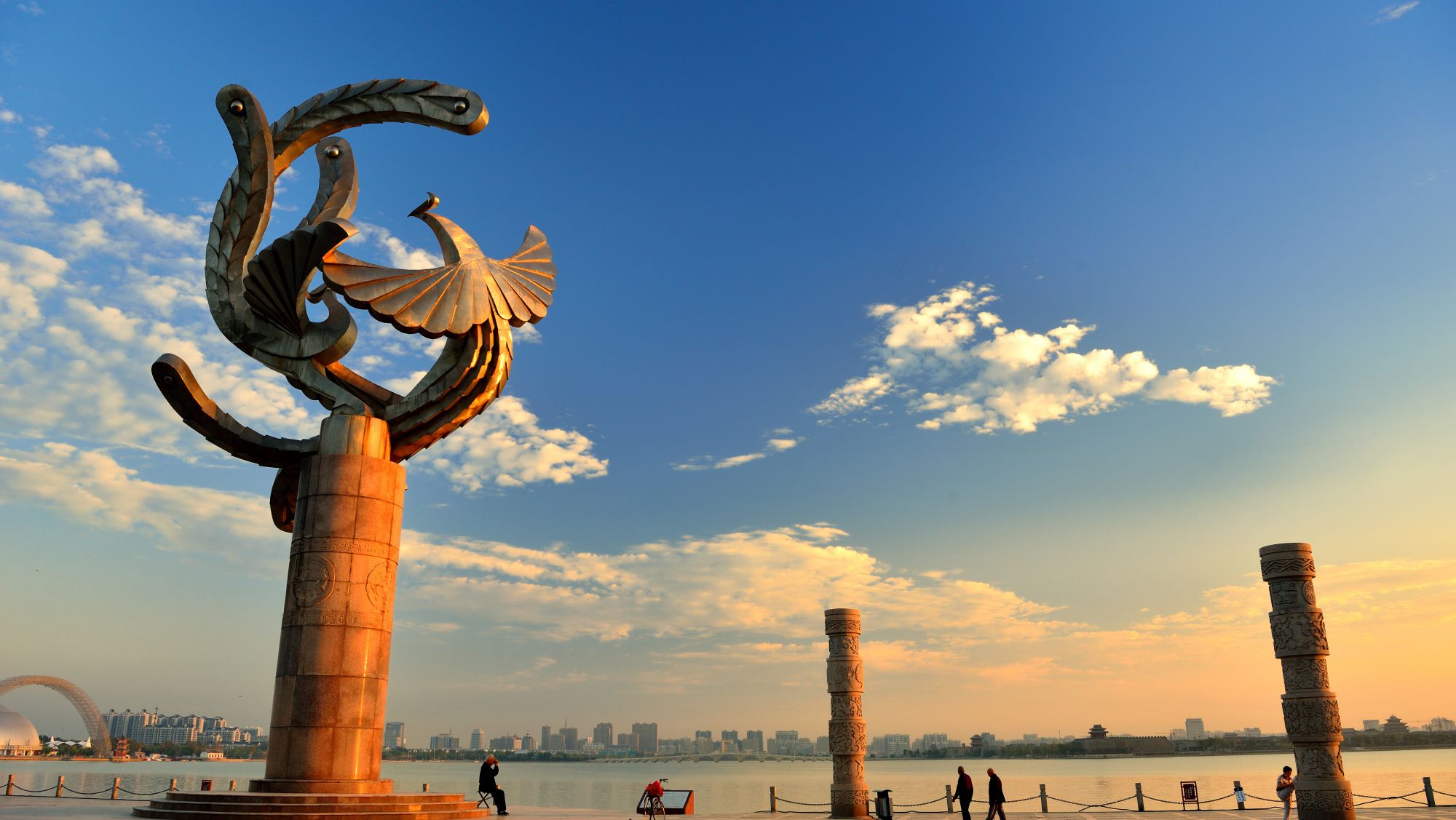 1 / 12 金凤广场位于聊城市东昌湖南岸,湖滨公园南面.