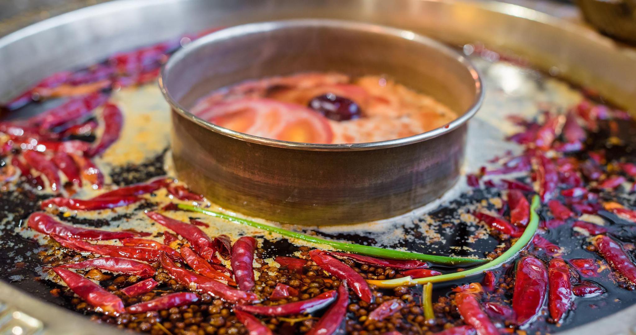 重庆出现首个"红汤火锅温泉"造型逼真,可供百人使用,锅里有菜