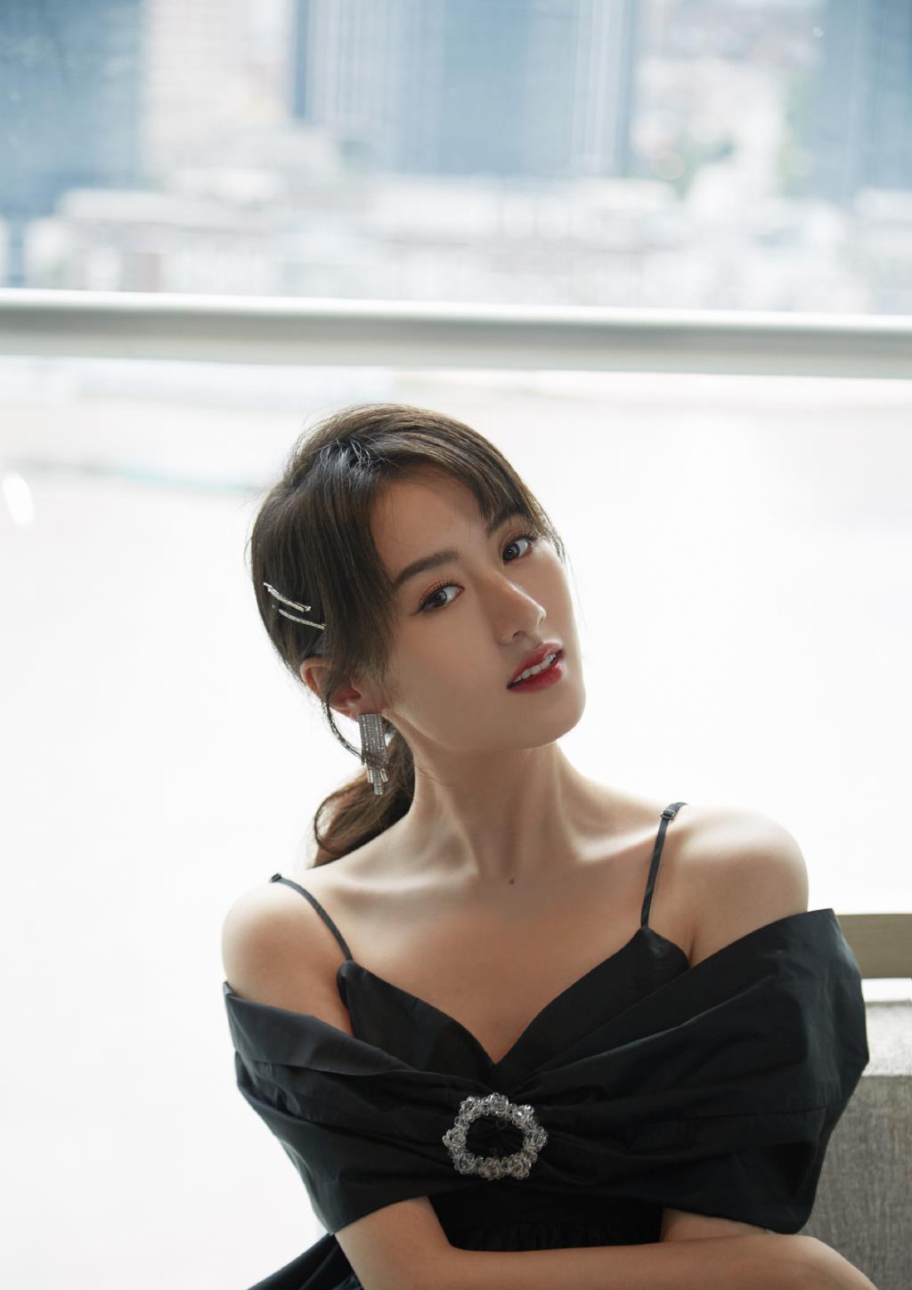 她演张艺兴老婆被网友熟知,今穿蝴蝶结吊带裙,美得复古优雅