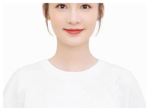 此前,她参演的两部新剧同步播出,为了宣传新剧,她在微博上晒出证件照