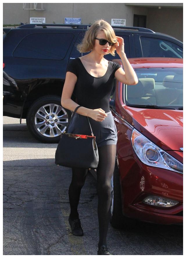 泰勒·斯威夫特(taylor swift)身材苗条有型,她留着一头短发,看起来很
