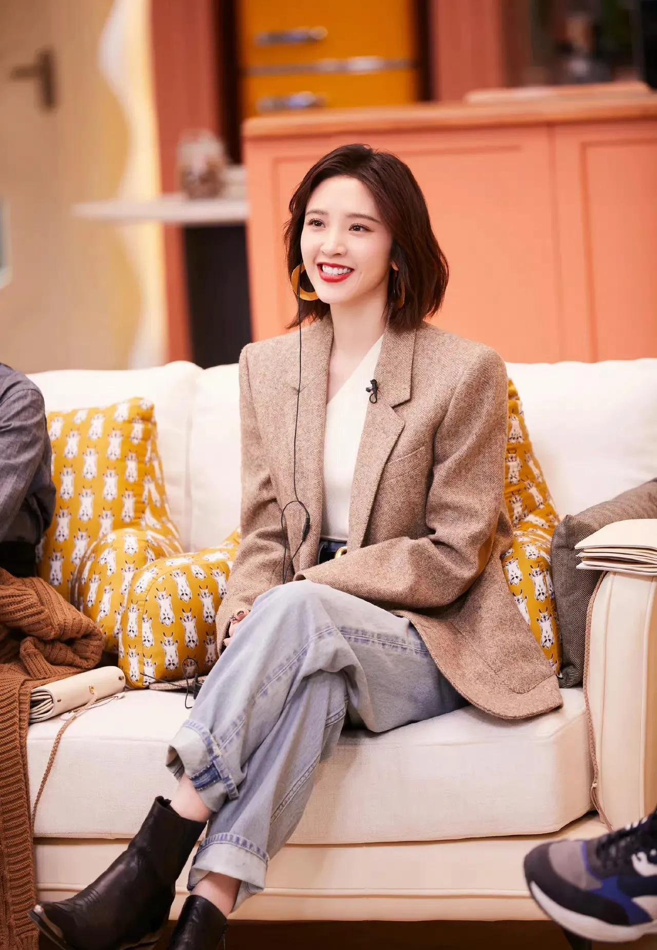 唐艺昕穿西装配牛仔,端庄大气!__财经头条