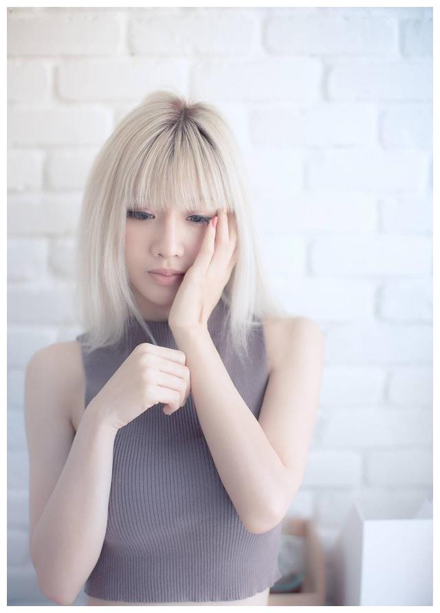 头发颜色很个性的泰国女生,青春靓丽的打扮,让人一见倾心