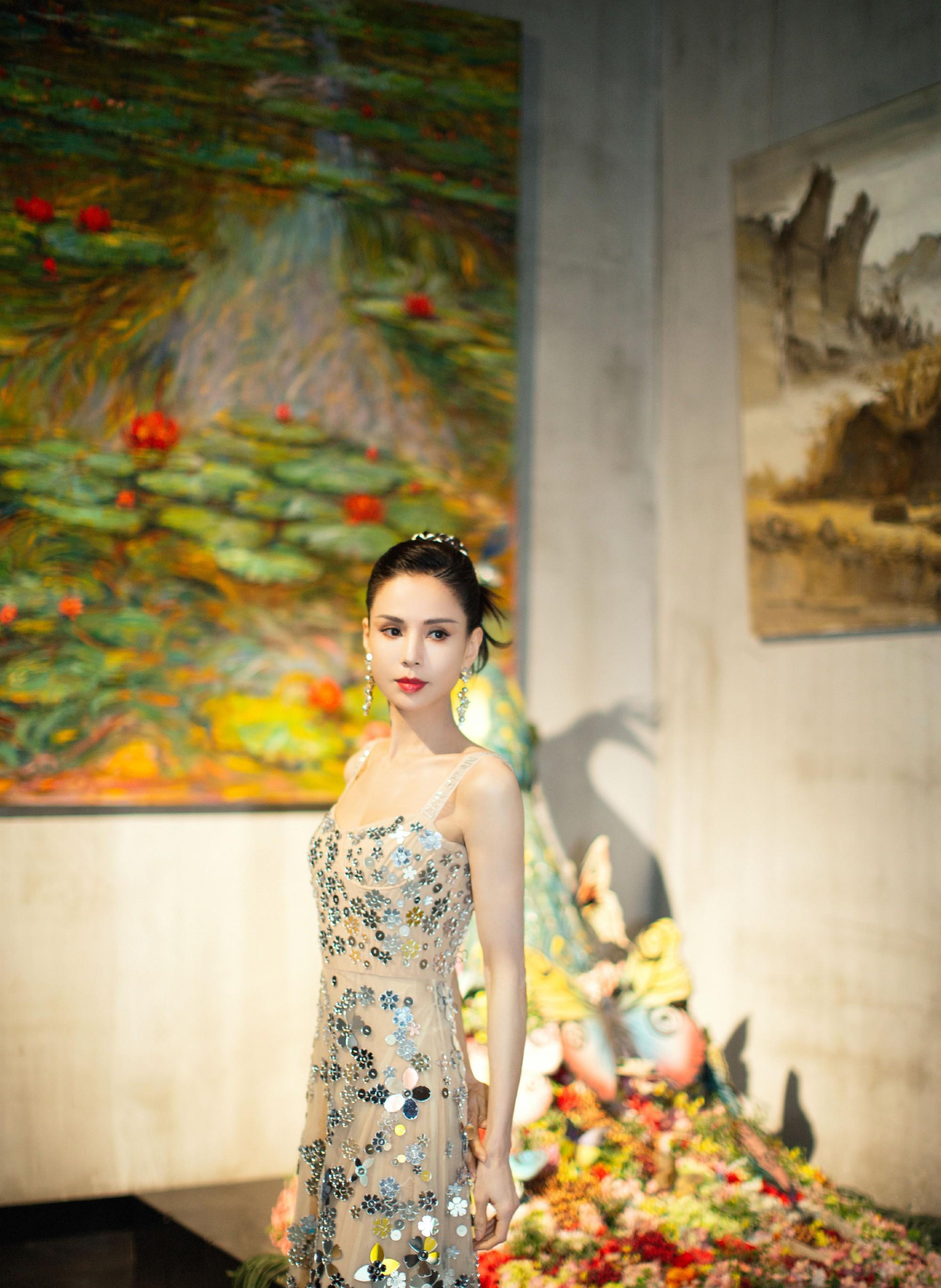 李若彤哪像54岁?银色亮片吊带裙清新妩媚,婀娜身材女神范儿