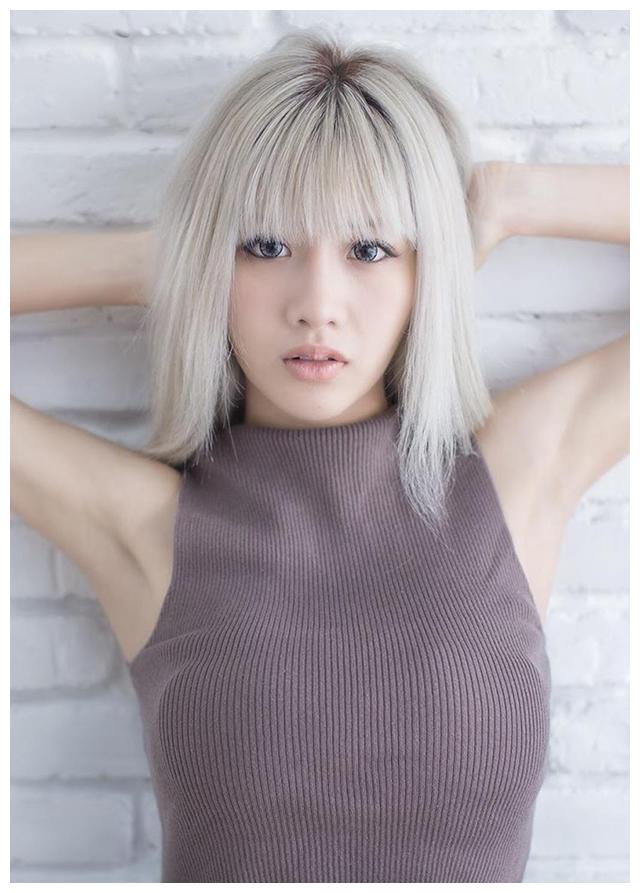 头发颜色很个性的泰国女生,青春靓丽的打扮,让人一见倾心