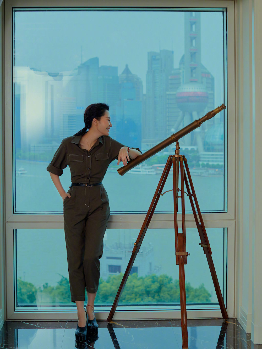 许晴穿一身连体裤少女感爆棚