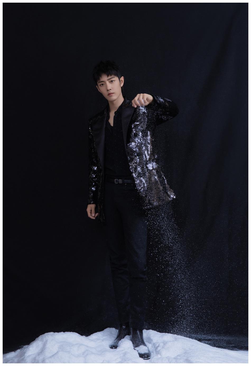 肖战亮片西装跨年造型曝光尽显俊朗沉稳他的现在离不开努力