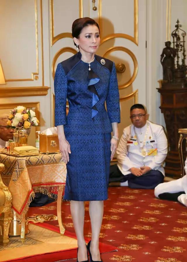 泰王不在王后放飞自我!苏提达穿背心太时髦,铁憨憨王子高她半头休闲区蓝鸢梦想 - Www.slyday.coM 泰王不在王后放飞自我!苏提达穿背心太时髦,铁憨憨王子高她半头休闲区蓝鸢梦想 - Www.slyday.coM