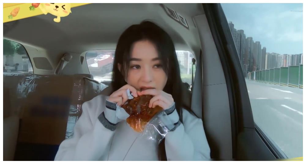 赵丽颖不顾镜头吃东西看清她吃的两种零食一般女明星不敢吃