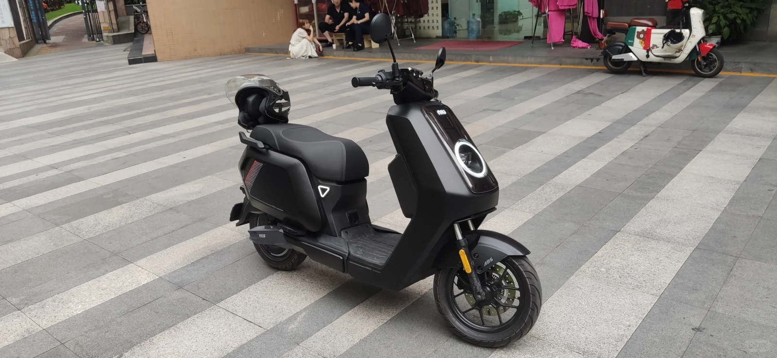 电动车入选新中产三件套,买九号好还是小牛好?实车对比看看