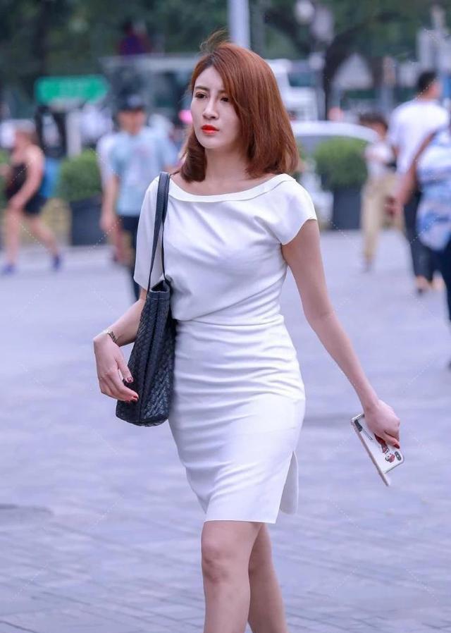 气质美女的连衣短裙穿搭,时髦有型,美出了优雅的感觉