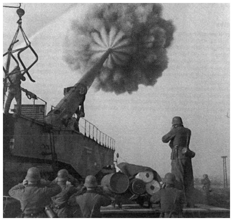 二战时期德军著名的大炮古斯塔夫巨炮装弹需要起重机