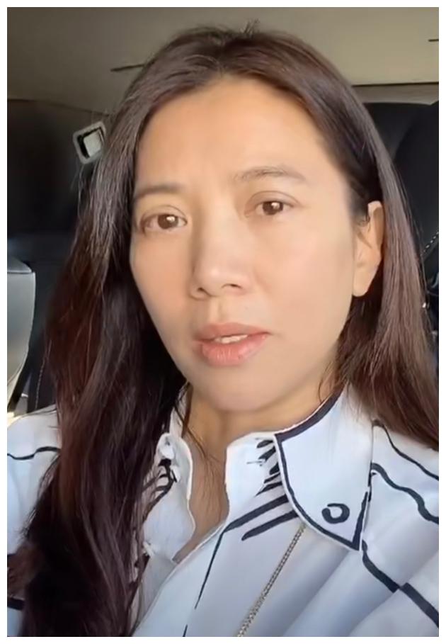 幸福的女人好美49岁袁咏仪生日晒素颜照皮肤白皙清纯似少女