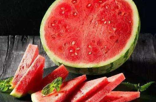 西瓜籽是白色的，这种西瓜是催熟的吗？到底能不能吃呢？休闲区蓝鸢梦想 - Www.slyday.coM