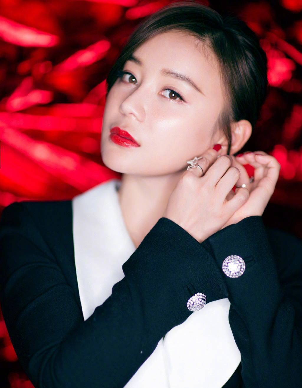 明星袁姗姗80后实力演员青春靓丽是备受争议的女明星