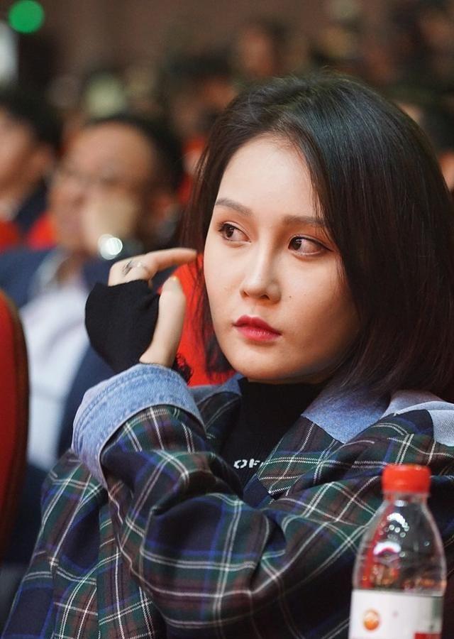 过气网红赵一涵老成40岁大妈 网友: 亲爹赵本山都认不出来!