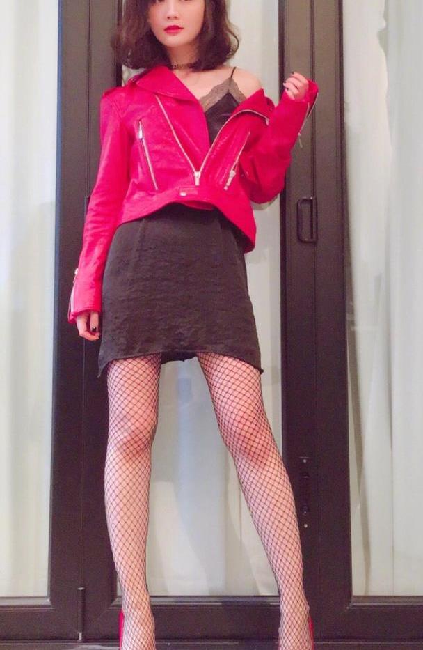 阿sa终于把自己穿俗气红色皮衣配渔网袜你细品全靠气质在撑