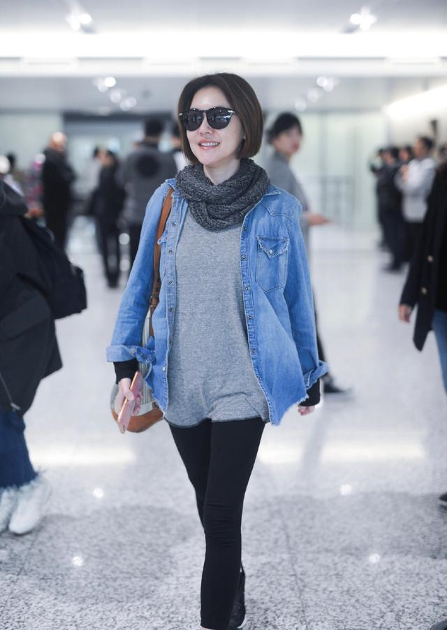 41岁小S走少女路线，针织衫配牛仔短裙，一点不像3个孩子的妈休闲区蓝鸢梦想 - Www.slyday.coM