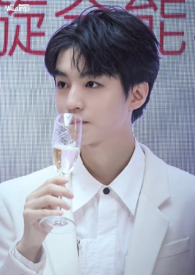 王俊凯摇晃的香槟喝了又没完全喝舔一舔嘴唇尝味道帅哥独自清醒