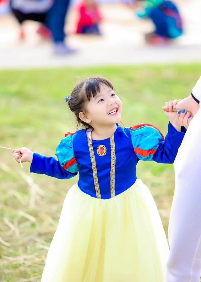 smg主持人优嘉晒自己和孩子下田割稻子,女儿像白雪公主超软萌